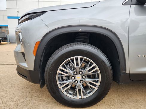 Certified 2025 Chevrolet Traverse LT FWD image 9