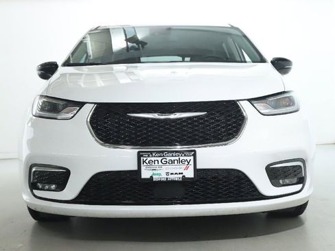 Used 2024 Chrysler Pacifica Select image 5