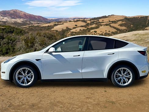 Used 2021 Tesla Model Y Long Range image 7