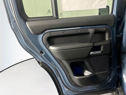 Used 2025 Land Rover Defender 110 X-Dynamic SE image 24