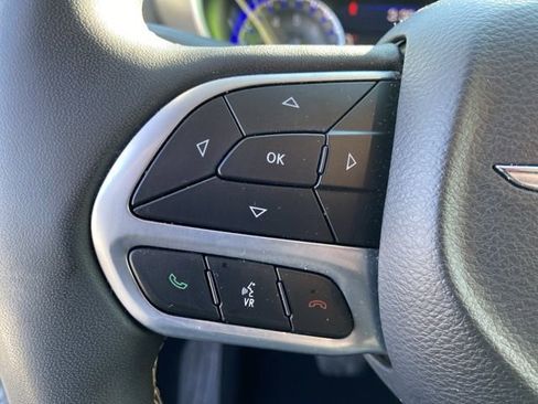 Used 2023 Chrysler Pacifica Touring-L image 18