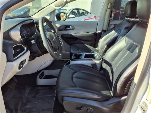 Used 2024 Chrysler Pacifica Touring-L image 11