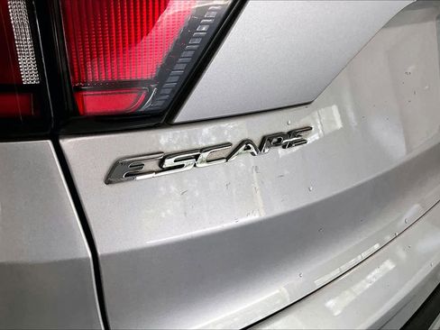 Used 2017 Ford Escape SE w/ Equipment Group 201A AWD/4WD image 30
