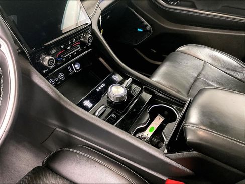 Used 2023 Jeep Grand Cherokee Overland w/ Luxury Tech Group IV AWD/4WD image 20