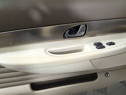 Used 2005 Ford Thunderbird 50th Anniversary RWD image 9