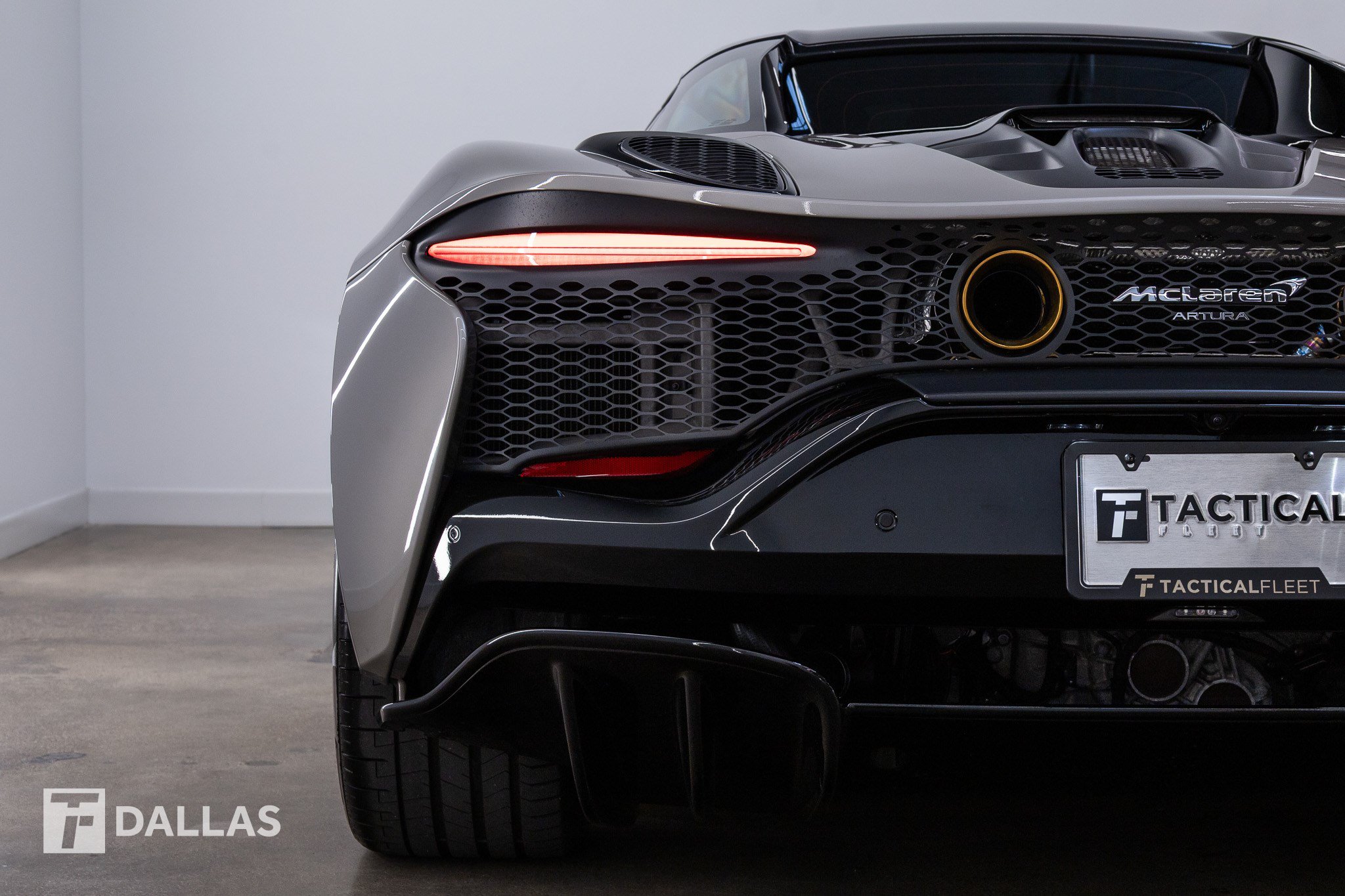 Used 2025 McLaren Artura Spider RWD image 11