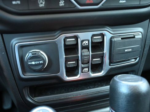 Used 2023 Jeep Gladiator Overland image 32