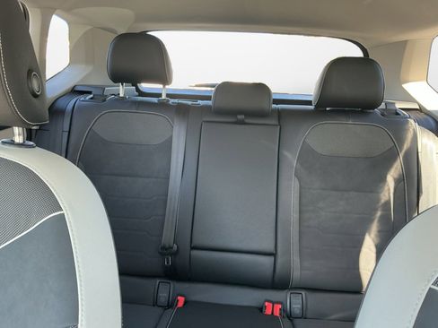 Certified 2025 Volkswagen Taos SE image 14