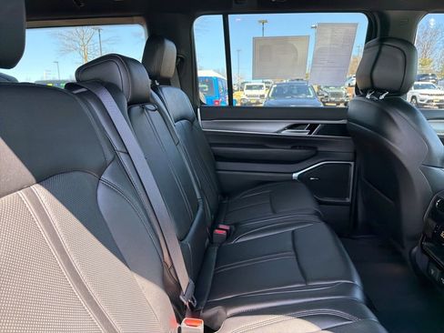 Certified 2024 Jeep Wagoneer Series II image 10