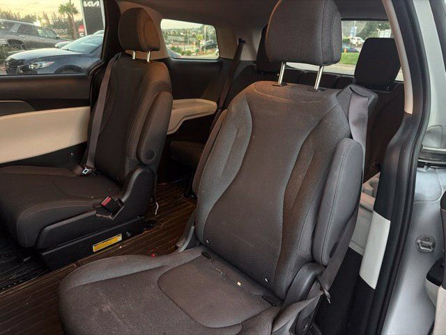 Used 2022 Kia Carnival LX FWD image 9