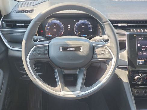 Used 2023 Jeep Grand Cherokee Laredo w/ Luxury Tech Group I AWD/4WD image 13