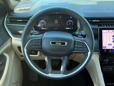 Used 2023 Jeep Grand Cherokee Limited AWD/4WD image 13