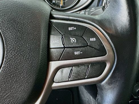 Used 2019 Jeep Cherokee Latitude Plus FWD image 26