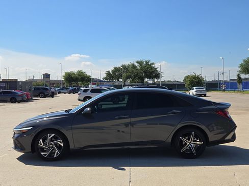Used 2025 Hyundai Elantra Sport FWD image 7