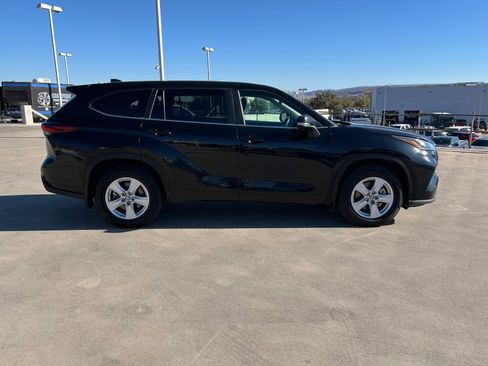Used 2024 Toyota Highlander LE image 7
