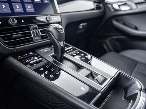 Certified 2023 Porsche Macan AWD/4WD image 20