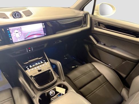 Certified 2025 Porsche Cayenne E-Hybrid AWD/4WD image 23