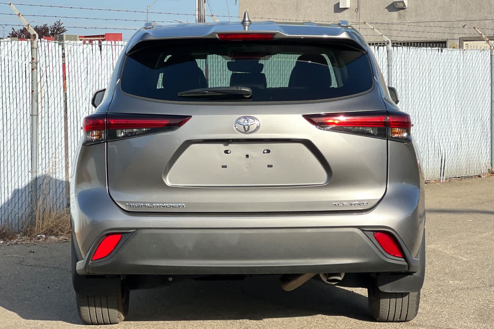 Used 2025 Toyota Highlander XLE AWD/4WD image 4