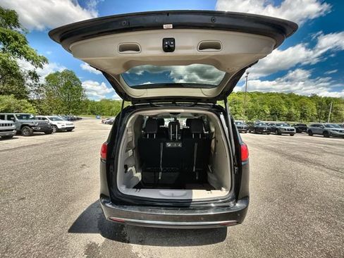 Used 2018 Chrysler Pacifica Touring-L FWD image 22