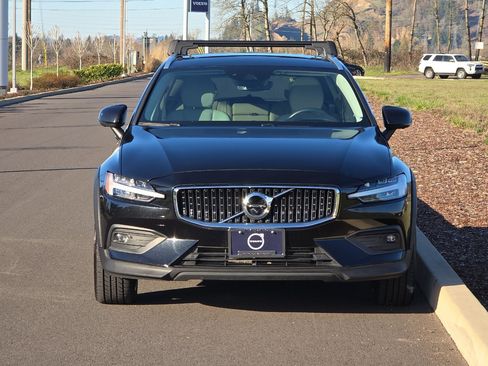Used 2022 Volvo V60 T5 Cross Country w/ Advanced Package image 8