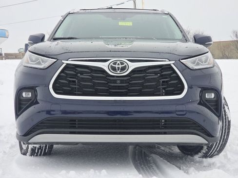 Used 2025 Toyota Highlander Platinum image 3