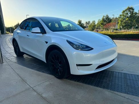 Used 2023 Tesla Model Y 2WD image 3