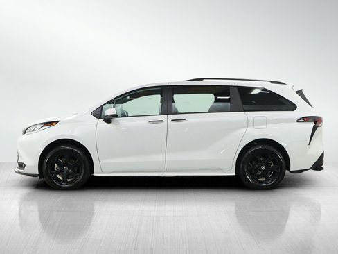 Certified 2026 Toyota Sienna XLE Woodland Edition AWD/4WD image 2