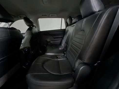 Used 2022 Toyota Highlander LE image 29