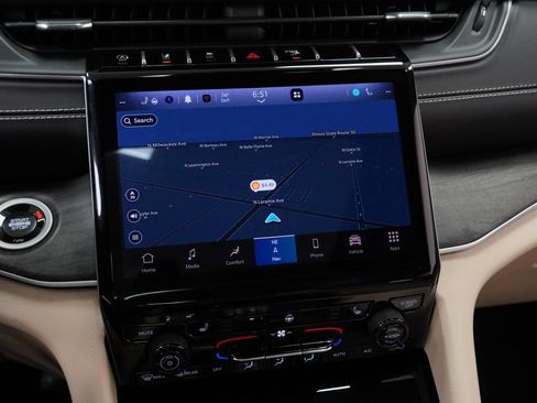 Certified 2025 Jeep Grand Cherokee Limited AWD/4WD image 33