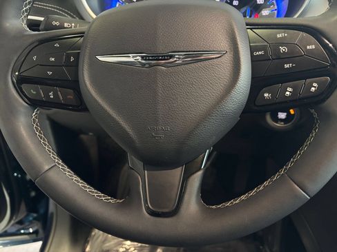 Used 2025 Chrysler Pacifica Limited FWD image 30