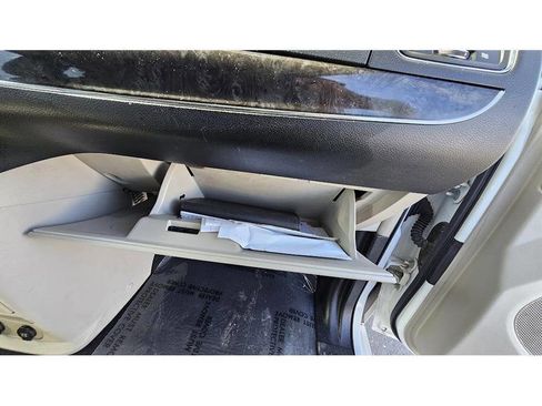 Used 2015 Chrysler Town & Country Touring image 14