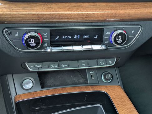 Used 2023 Audi Q5 Premium w/ Convenience Package image 18