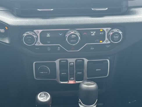 Used 2025 Jeep Gladiator Sport AWD/4WD image 23