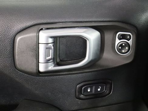 Used 2018 Jeep Wrangler Unlimited Sahara AWD/4WD image 19