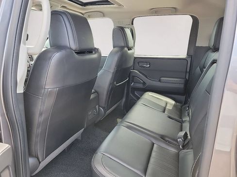 Used 2024 Nissan Frontier SL w/ Technology Package RWD image 9