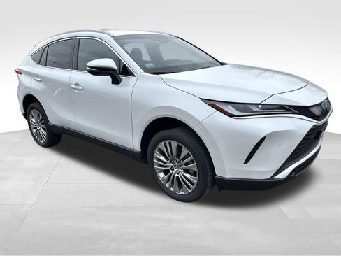 Used 2023 Toyota Venza XLE image 7