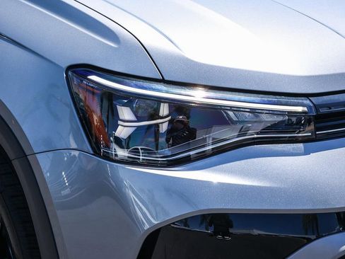 New 2025 Volkswagen Taos SE image 19