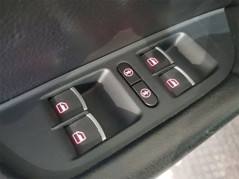 Used 2014 Volkswagen Touareg Sport image 17