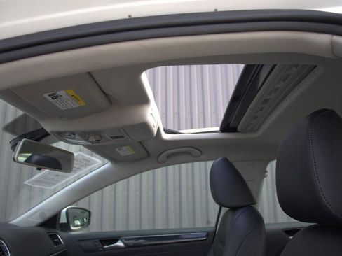 Used 2017 Volkswagen Jetta SEL image 32