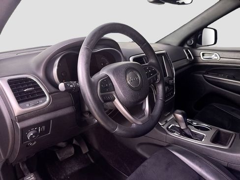 Used 2018 Jeep Grand Cherokee Altitude RWD image 10