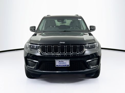 Used 2023 Jeep Grand Cherokee Laredo w/ Luxury Tech Group I AWD/4WD image 2