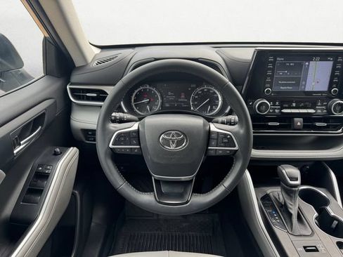 Used 2022 Toyota Highlander XLE AWD/4WD image 12