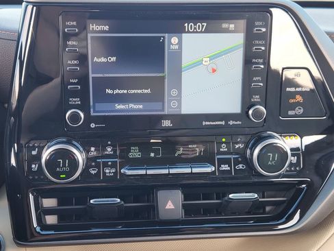 Used 2020 Toyota Highlander Limited image 17