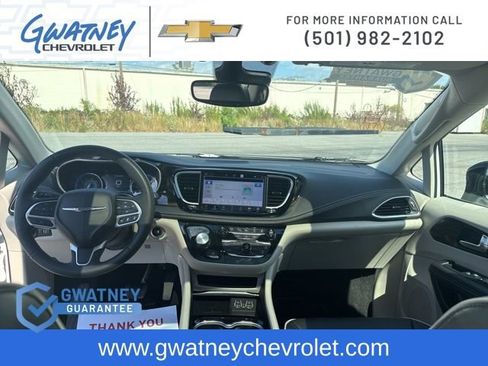 Used 2023 Chrysler Pacifica Limited image 25