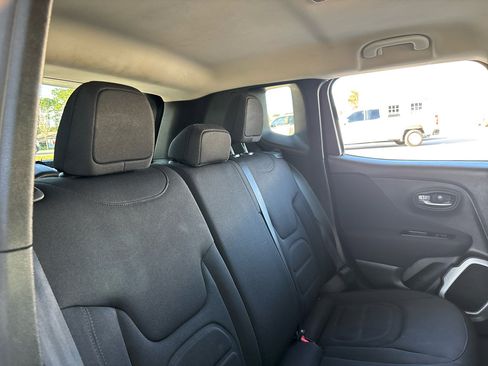 Used 2018 Jeep Renegade Latitude image 23