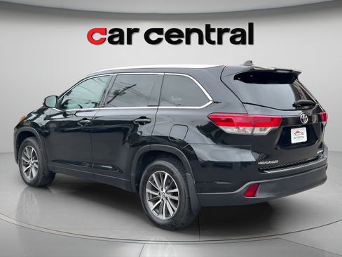 Used 2018 Toyota Highlander XLE AWD/4WD image 3