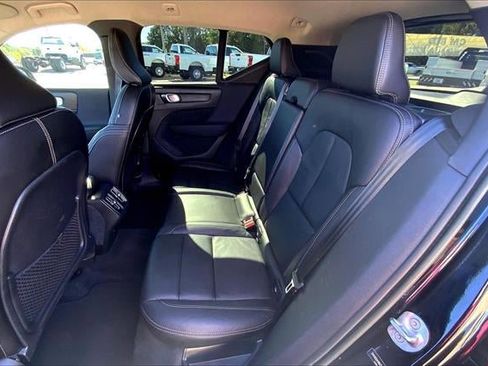 Used 2022 Volvo XC40 T5 Momentum image 26