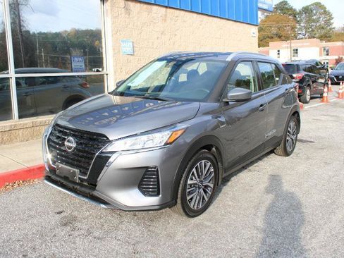 Used 2022 Nissan Kicks SV image 3