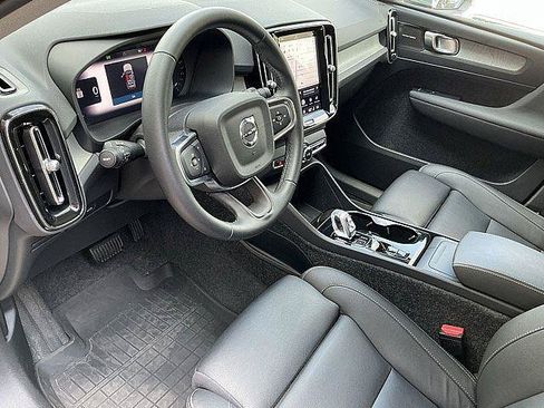 Certified 2025 Volvo XC40 B5 Ultra w/ Climate Package AWD/4WD image 17