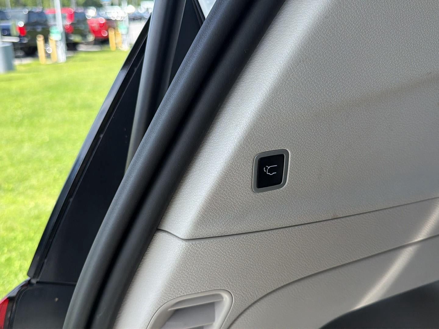 Used 2024 Chrysler Pacifica Touring-L FWD image 7